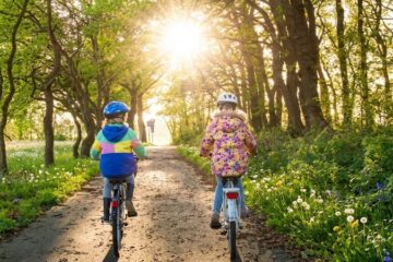 para osób jadących w lesie na rowerach w słoneczny dzień wiosenny